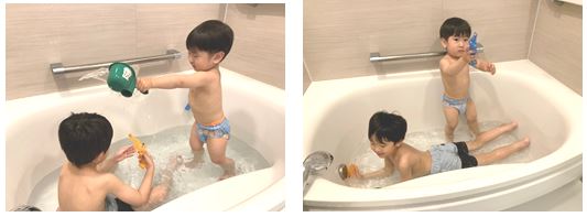 『水あそびパンツ』をはいて&ldquo;お風呂でプール気分&rdquo;の様子