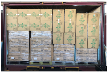 写真（下段：サントリー飲料、上段：当社製品）【12Ft鉄道コンテナ混載の様子】